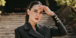 Dreamy Look Luna Maya dengan Eyeshadow Magenta, Beda Banget!
