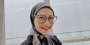 Kebaya Encim Jadi Outer, Lihat Ide Outfit Anggun Angkie Yudhistia
