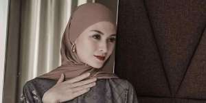 Dramatis dan Elegan, Pesona Donita dalam Balutan Dress Hitam
