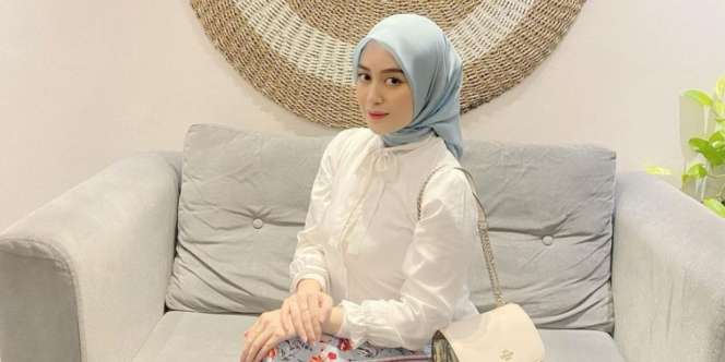 Pesona Nabilah Ayu Berbalut Dress Full Bordir Warna Cerah