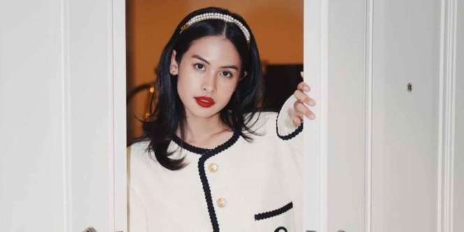 Tampilan Classy Maudy Ayunda dengan Outfit Monokrom