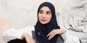 Tengok Formal Look Zaskia Sungkar dengan Rok Plisket