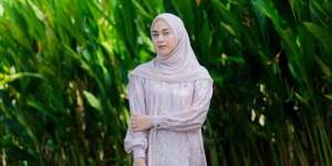 Gamis Warna Lembut, Pilihan Busana Nina Zatulini Saat Umroh