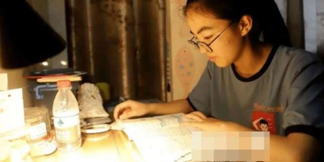 4 Tahun Kuliah Selalu Terima Uang dari Orang Asing, Gadis Ini Syok Setelah Tahu Sosoknya