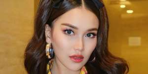 Ayu Ting Ting Tampil bak Jennie Blackpink dengan Makeup ala Korea