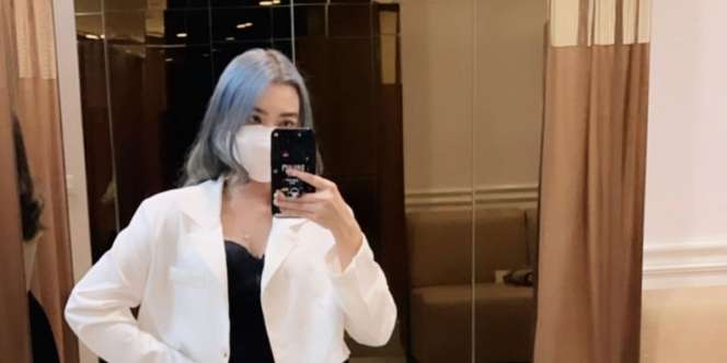 Gadis Berambut Grey Sedang Mirror Selfie Ini Mantan Girl Band dan Istri Komika Terkenal, Coba Tebak?