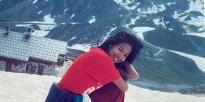 Gadis Lagi Berjongkok di Bukit Bersalju Ini Presenter Gosip Terkenal, Coba Tebak?