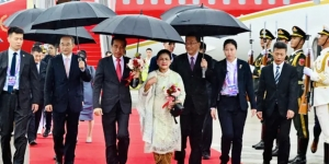 Momen Menyentuh Iriana Usap Kepala Bocah yang Kehujanan Saat Kunjungan Presiden Jokowi dan Iriana ke China