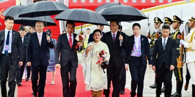 Momen Menyentuh Iriana Usap Kepala Bocah yang Kehujanan Saat Kunjungan Presiden Jokowi dan Iriana ke China