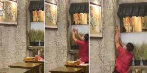 Momen Tikus Nakal Mau Kabur ke Plafon Ditangkap Karyawan Disaksikan Pengunjung Restoran, Netizen: 'Sat Set Cocok Jadi Ketua KPK'