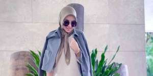 Tampilan Soft Memikat Syahrini dengan Outfit Serba Pink