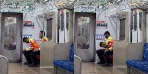 Masya Allah! Viral Petugas KRL Sholat di Gerbong Kereta Sambil Duduk, Netizen Kagum Melihatnya