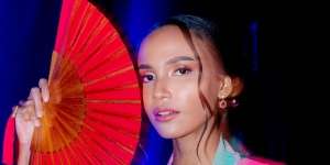 Neon Eye Penuh Kejutan, Makeup Seru di Wajah Model Iko Bustomi 