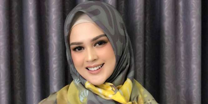 Pakai Kalung Penuh Permata, Style Cut Meyriska Begitu Mewah 