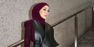 Dramatic Hijab Look dengan Vest Leather, Mau Coba?