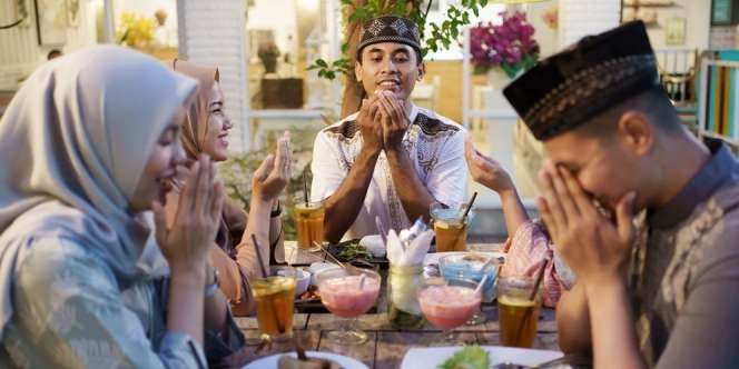 Doa Ketika Lupa Membaca Bismillah dan Manfaat Berdoa Sebelum Makan