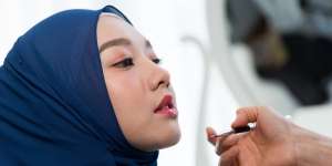 Ubah Finishing Lipstik Matte Jadi Glossy, Cukup 3 Langkah
