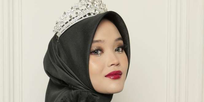 Putri Delina Jadi Gothic Queen, Lipstiknya Merah Menyala