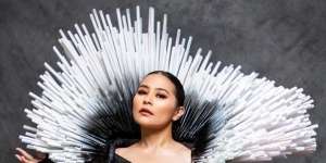 Prilly Latuconsina Memukau dengan Busana dari Plastik Bekas