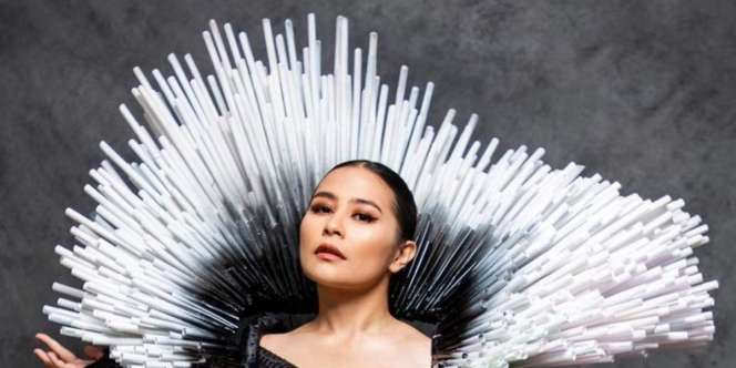 Prilly Latuconsina Memukau dengan Busana dari Plastik Bekas