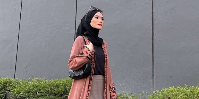 Look Jadi Lebih Anggun dengan Long Outer Motif Bohemian 