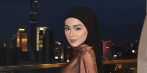 Elegan Look dengan Blus Satin dan Rok Plisket