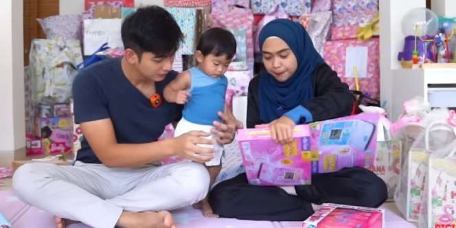 Potret Ria Ricis Buka Kado Ulang Tahun Moana, Punya Ashanty Paling Mewah! 