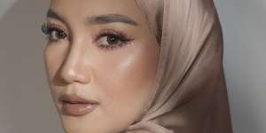 Eye Makeup Bronze Jadi Glamor dengan Detail Pearl