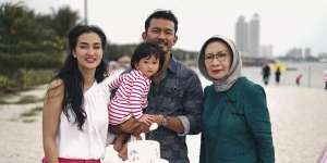 Bukti Kedekatan Artis dan Ibu Mertua, Rio Dewanto Paling Disorot