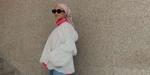 Blus Lama Tampak Baru, Layering dengan Kemeja Pop Color