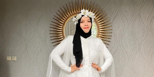 Sweet Style Sajidah Halilintar dengan Dress Putih, Flower Crown Jadi Aksesori