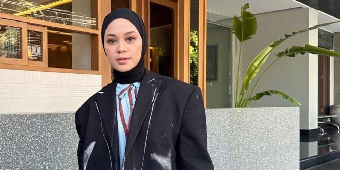  Style Edgy Tantri Namirah dengan Outfit Monokrom
