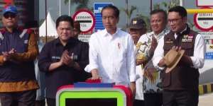 Momen Kocak Menteri Basuki Tawarkan Jajanan Tutut ke Jokowi: Bagus untuk Pertumbuhan Rambut Pak