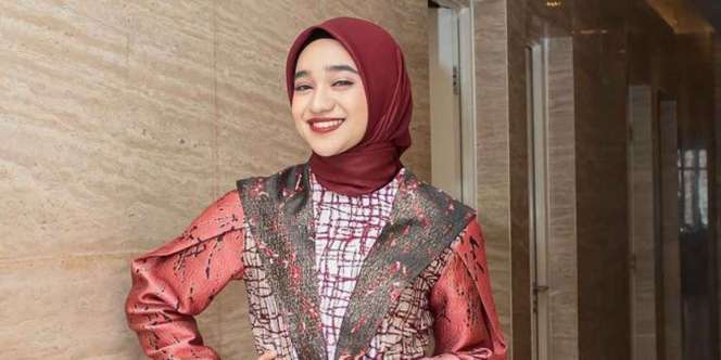 Pilihan Outfit Unik Nabila Taqiyyah, Dress Flowery dengan Aksen Kerah