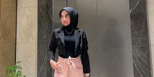 Cargo Pants untuk ke Kantor, Padukan dengan Crop Blazer