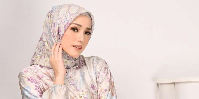 Adelia Pasha Tampil Fresh dan Elegan dengan Nude Makeup