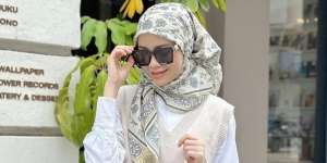 Kemeja Putih Jadi Stylish, Padukan dengan Vest dan Hijab Motif  