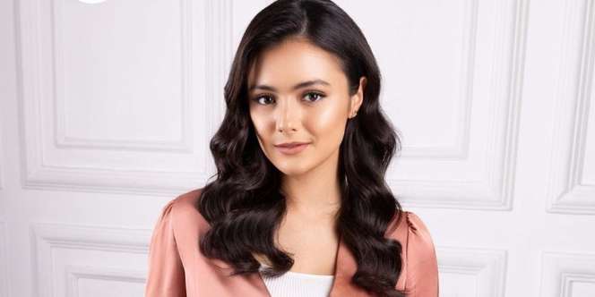 Stunning Eye Makeup Amanda Rawles dengan Eyeliner Green Neon