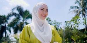Denim on Denim Indah Nada Puspita, Penuh Gaya Saat Liburan di Hutan