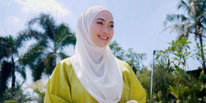 Denim on Denim Indah Nada Puspita, Penuh Gaya Saat Liburan di Hutan
