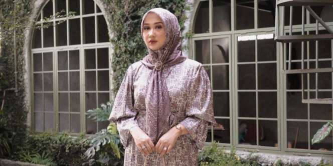 Tutorial Hijab Elegan Dian Pelangi, Pakai Scarf Segi Empat