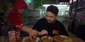 Momen Emak-Emak Nyomot Gorengan Food Vlogger Nex Carlos, Bikin Ngakak Melihatnya