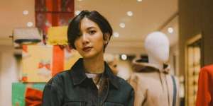 Tengok Style Kekinian Sheila Dara dengan Kain Batik