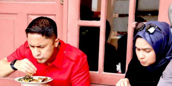 Potret Hengky Kurniawan Makan Sambil Lesehan Bareng Istri Curi Perhatian