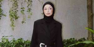 Unik, Hijab All Black Outfit dengan Sentuhan Quirky 