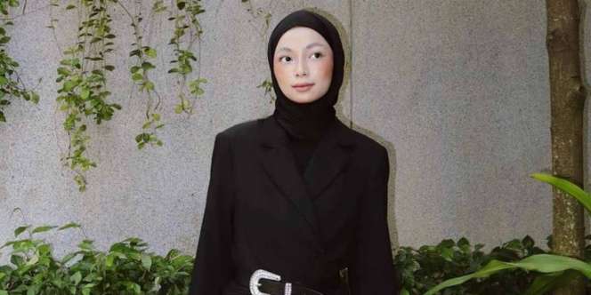 Unik, Hijab All Black Outfit dengan Sentuhan Quirky