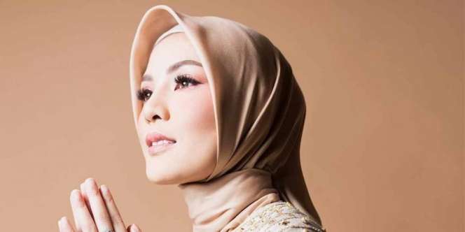 Nindy Ayunda Begitu Fresh dengan Dress Moroccan Blue 
