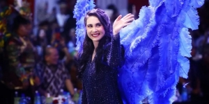 Pesona Arumi Bachsin dan Buah Hati di Jember Fashion Carnaval, Menawan dengan Sayap Bak Bidadari