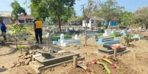 Geger! Baru Sehari Dimakamkan, Makam Wanita di Cirebon Dibongkar OTK, Tali Pocong Hilang