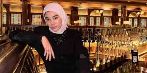 Mix Blazer dan Rok Tutu, Style Hijab Seru Clara Shinta 